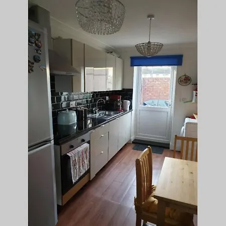 A Home Away From Home With A Big Welcome Erith Exterior photo